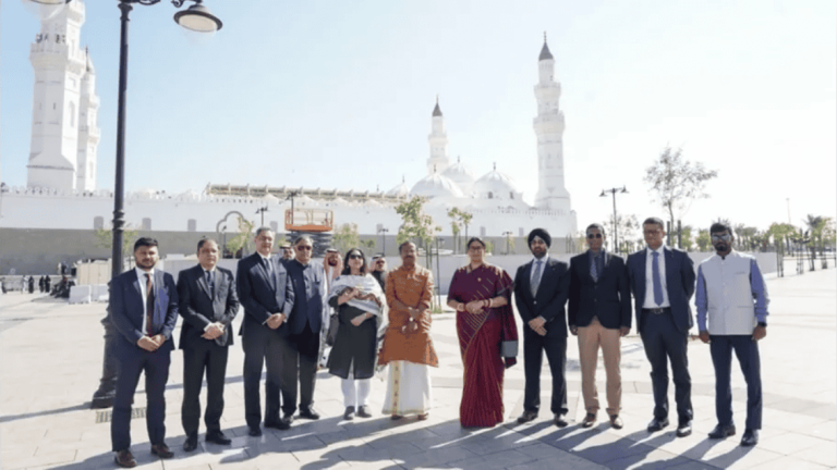 وزيرة هندوسية تُعادي الإسلام تقف أمام المسجد النبوي