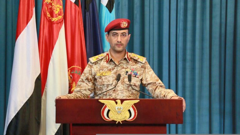 بعد أعنف قصف أمريكي – بريطاني.. جماعة الحوثي تكشف مصير عملياتها في البحر الأحمر المتحدث باسم الحوثيين العميد يحيى سريع