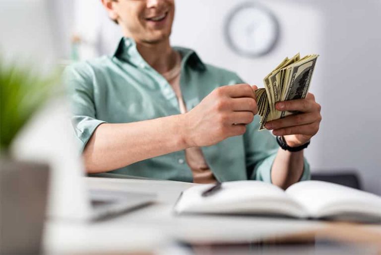 البنوك والشركات العملاقة في العاصمة البريطانية لندن تبحث عن موظفين "بارزين" لا يحملون شهادات جامعية