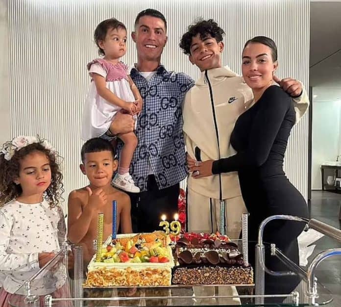 جورجينا تشارك رونالدو وأبناءه الاحتفال بعيد ميلاده الـ39