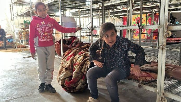 أطفال غزة ينامون بأقفاص الدجاج2