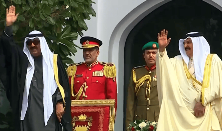 رقص أمير الكويت في البحرين .. ما سبب الزيارة؟ (فيديو) رقص أمير الكويت مشعل الصباح في البحرين عقب زيارة أجراها للمملكة