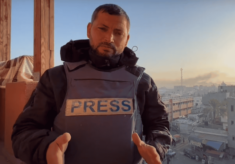 إصابة مراسل الجزيرة إسماعيل أبو عمر في قصف إسرائيلي شمالي رفح.. مشاهد مؤلمة لقدمه "المبتورة"