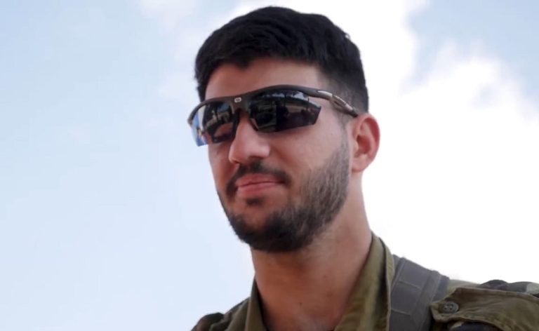 جندي إسرائيلي يُصاب بالعمى بسبب ما شاهده من هجوم المقاومة يوم 7 أكتوبر! (صور) إصابة جندي إسرائيلي بالعمى بسبب مشاهد الهجوم على كيبوتس بئيري يوم 7 أكتوبر