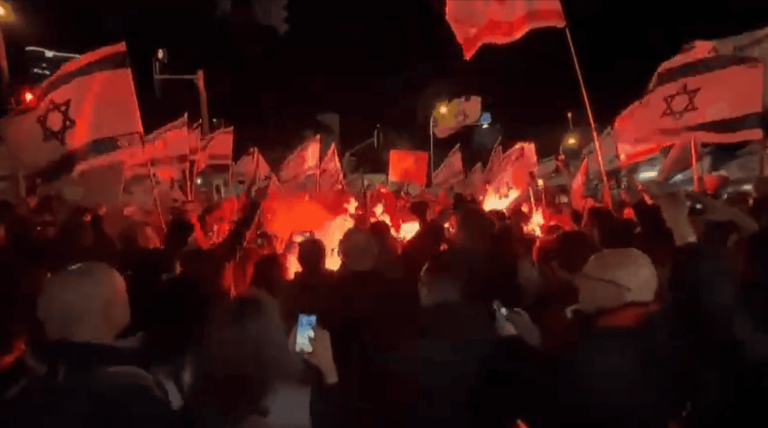 ليلة ساخنة في تل أبيب.. أعمال شغب وإغلاق طرق لإسقاط نتنياهو
