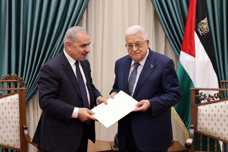 مع تصاعد الغضب ضدها.. ما سر توقيت حل حكومة السلطة الفلسطينية؟ مع تصاعد الغضب ضدها.. ما سر توقيت حل حكومة السلطة الفلسطينية؟