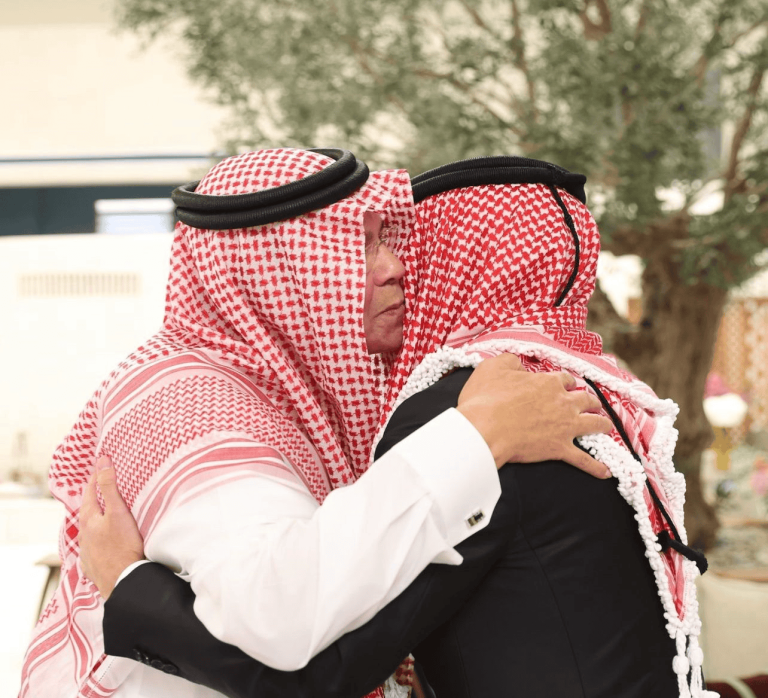 الأمير الحسين ينعي حماه السعودي بصورة.. من هو خالد السيف والد زوجته رجوة؟ الأمير الحسين ينعي حماه السعودي بصورة.. من هو خالد السيف والد زوجته رجوة؟