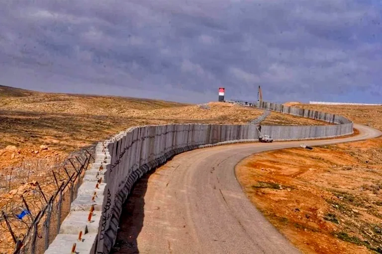 يجاوره خندق.. معلومات عن “الجدار الكونكريتي” العازل بين سوريا والعراق يجاوره خندق.. معلومات عن "الجدار الكونكريتي" العازل بين سوريا والعراق