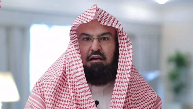 السديس “من إمام إلى رجل مخابرات” .. هدد من يرفع العلم الفلسطيني بالحرم المكي! (فيديو) إمام و خطيب المسجد الحرام عبدالرحمن السديس "من إمام إلى رجل مخابرات" .. هدد من يرفع العلم الفلسطيني بالحرم المكي