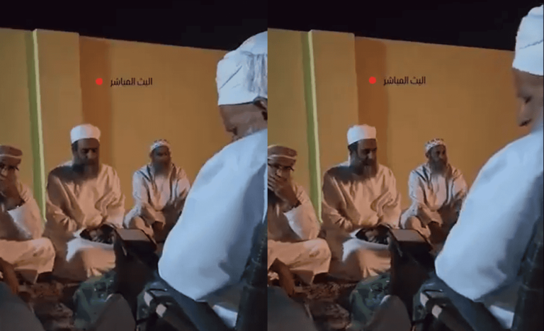 ردة فعل الشيخ أحمد الخليلي عندما شاهد أبو عبيدة على الشاشة (فيديو) ردة فعل الشيخ أحمد الخليلي عندما شاهد أبو عبيدة على الشاشة