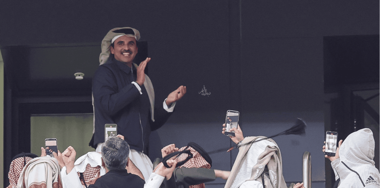 أمير قطر يقفز ويحتضن ابنته فرحا بتأهل العنابي لنصف نهائي كأس آسيا أمير قطر يقفز ويحتضن ابنته فرحا بتأهل العنابي لنصف نهائي كأس آسيا