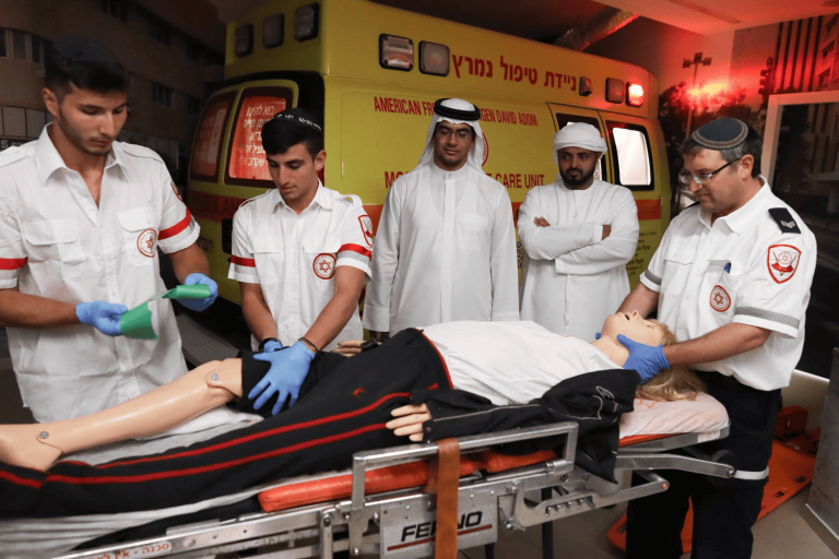 أطباء إماراتيون يداوون جنود إسرائيل.. حقيقة صور روجت لهذه الإشاعة أطباء إماراتيون يداوون جنود إسرائيل.. حقيقة صور روجت لهذه الإشاعة