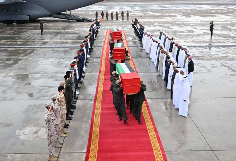 وصول جثامين الضباط الإماراتيين القتلى وأمير قطر يعزي محمد بن زايد وصول جثامين الضباط الإماراتيين القتلى وأمير قطر يعزي محمد بن زايد