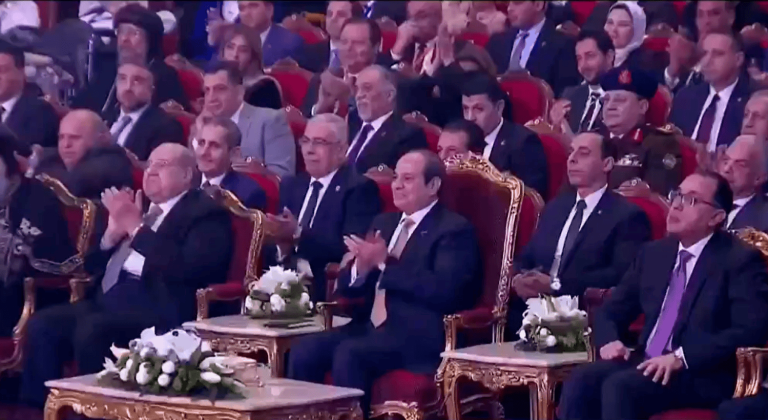 السيسي لـ حسين الجسمي: “محمد بن زايد أخويا وحبيبي” (فيديو) السيسي لـ حسين الجسمي: "محمد بن زايد أخويا وحبيبي"