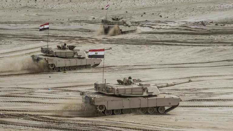 عشرات الدبابات على الحدود المصرية مع غزة على وقع عملية رفح المرتقبة دبابات مصرية