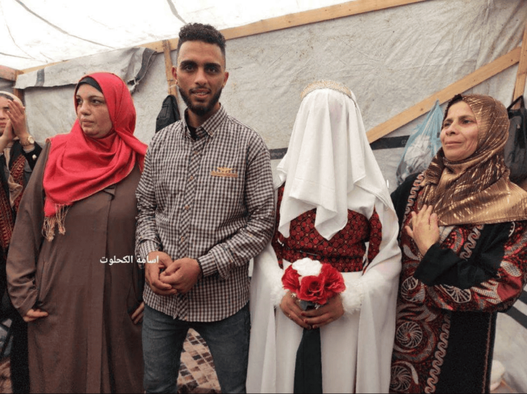 دير البلح.. زفاف فلسطيني يتحدى القصف والحصار وسط غزة (فيديو) دير البلح.. زفاف فلسطيني يتحدى القصف والحصار وسط غزة