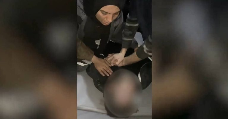 فلسطينية تحاول إنعاش زوجها