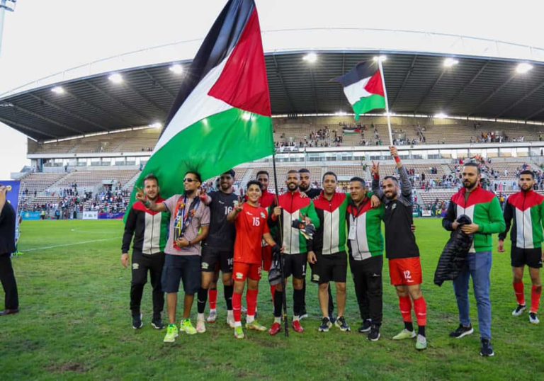 لاعبو المنتخب الفلسطيني يعبرون عن امتنانهم لدولة جنوب أفريقيا لدعمها القضية العادلة (فيديو) لاعبو المنتخب الفلسطيني للمحليين