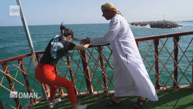 شاهد ما فعلته الأمواج بمذيعة “سي إن إن” على متن قارب الداو في سلطنة عُمان مذيعة cnn على قارب الداو في سلطنة عمان