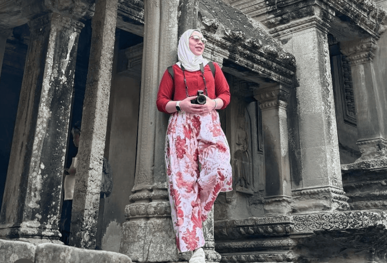 ميان بنت شهاب زوجة ولي عهد عُمان توثق إجازتها في كمبوديا