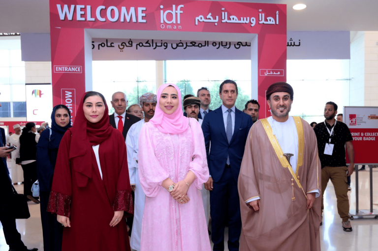 زوجة ولي العهد العماني تخطف الأنظار في افتتاح معرض "IDFOMAN"