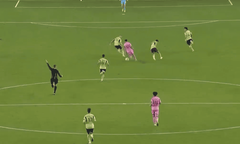 مراوغة ميسي للاعب مصاب تثير الجدل.. مهارة أم إهانة واحتقار؟ (فيديو) مراوغة ميسي للاعب مصاب تثير الجدل.. مهارة أم إهانة واحتقار؟