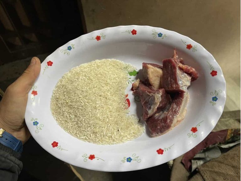 هدية ولادة من رز ولحم.. صورة مؤثرة تدمي القلوب داخل غزة المحاصرة هدية زوج لزوجته في غزة