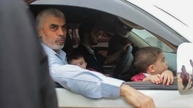 فيديو السنوار مع زوجته وأطفاله داخل نفق.. الاحتلال يواصل انتصاراته على صور قادة حماس يحيى السنوار
