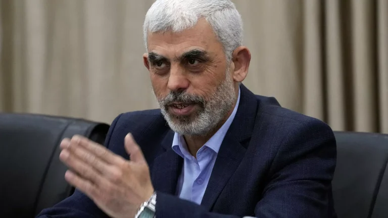 وثيقة مزعومة بخط يد يحيى السنوار ادعى الاحتلال عثوره عليها (شاهد) يحيى السنوار