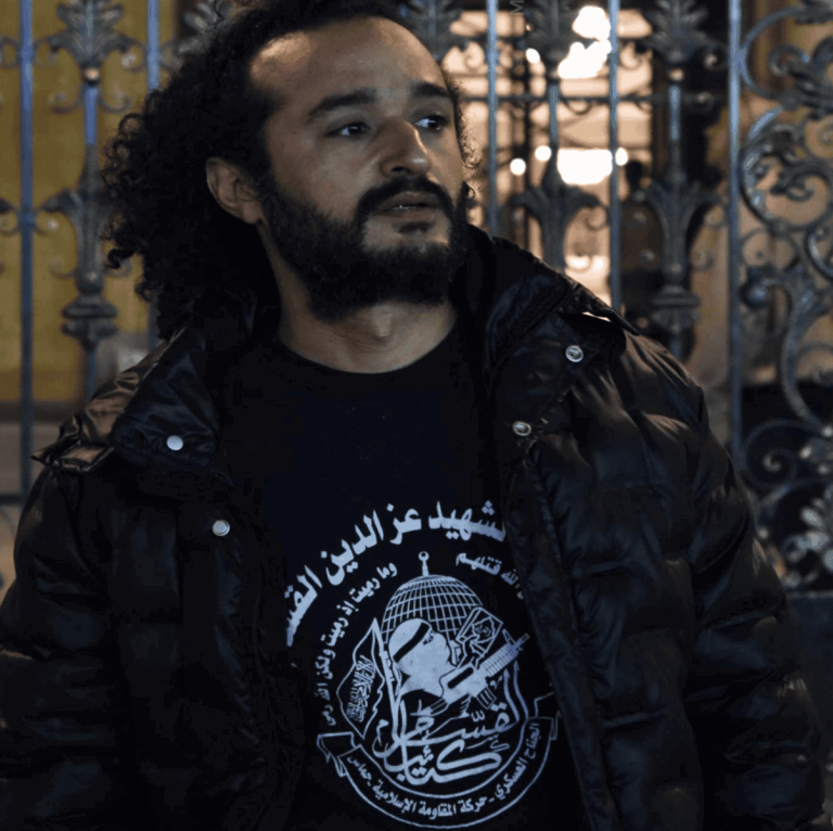 أحمد دومة يثير الجدل بملابس تحمل شعار كتائب القسام وسط القاهرة