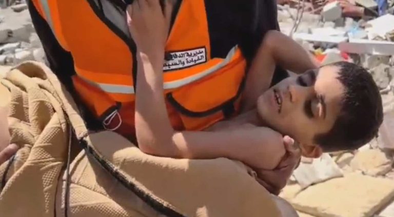 إنقاذ أسرة من غزة بعد تسعة أيام من وجودها تحت الأنقاض