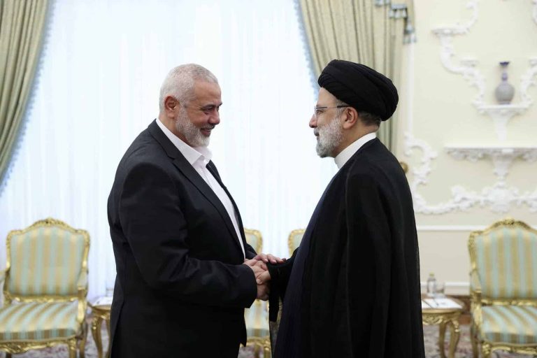 هل تنقل حماس مكتبها السياسي من الدوحة إلى طهران؟! الرئيس الإيراني إبراهيم رئيسي ورئيس المكتب السياسي لحركة حماس في الخارج إسماعيل هنية