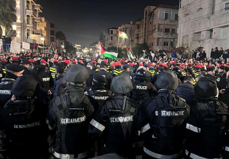 “كل الأردن مع حماس”.. حشود ضخمة تحاول اقتحام السفارة الإسرائيلية والأمن يعتدي على المتظاهرين اقتحام السفارة الإسرائيلية في الأردن