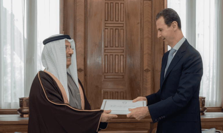 البحرين تتسابق لدعم سفاح دمشق.. دعوة رسمية وجهها حمد بن عيسى إلى بشار الأسد الأسد يتسلم دعوة من ملك البحرين للمشاركة في القمة العربية المقبلة