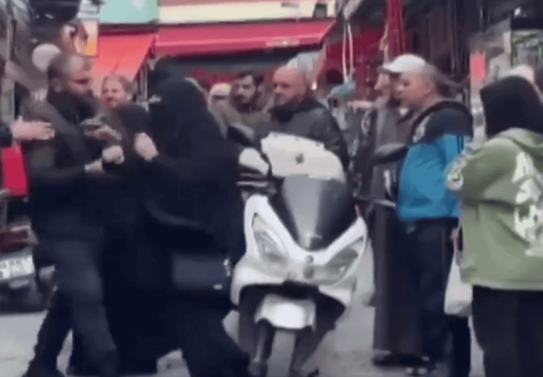 تركيا.. مشهد صادم لاعتداء بائع على سيدة محجبة وسحلها بوسط السوق!