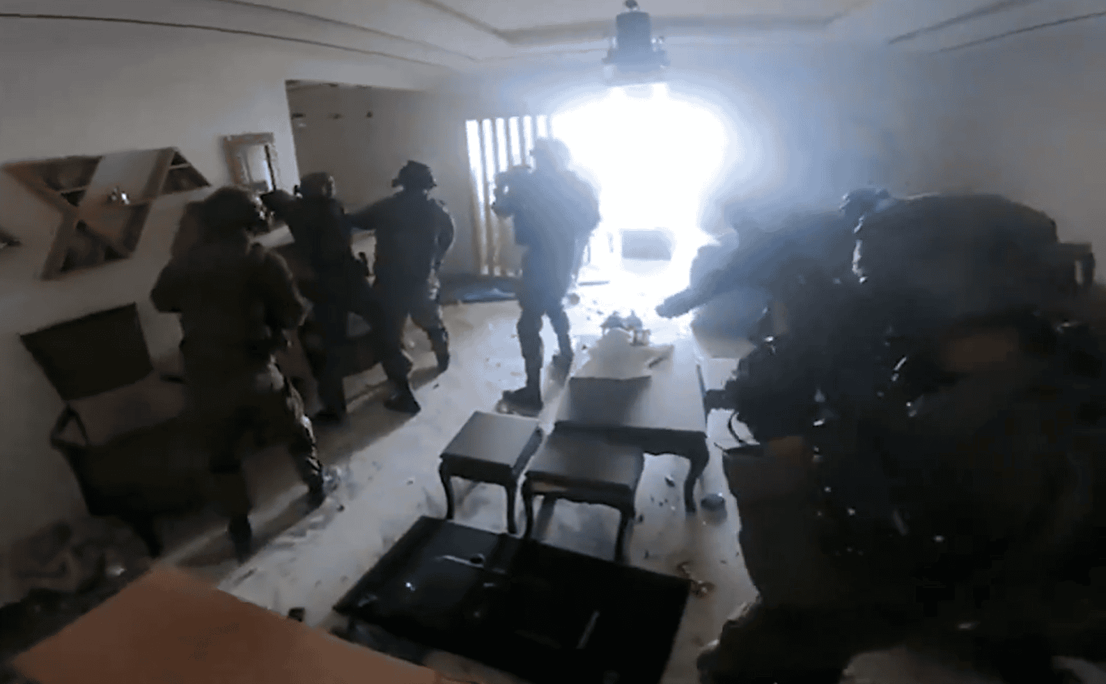 قبل استشهاده.. شقيق مصور الجزيرة يواجه وحدة إسرائيلية بمفرده وجنود الاحتلال يفرون أمامه (فيديو) قبل استشهاده.. شقيق مصور الجزيرة عمر الدحدوح يواجه وحدة إسرائيلية بمفرده وجنود الاحتلال يفرون أمامه