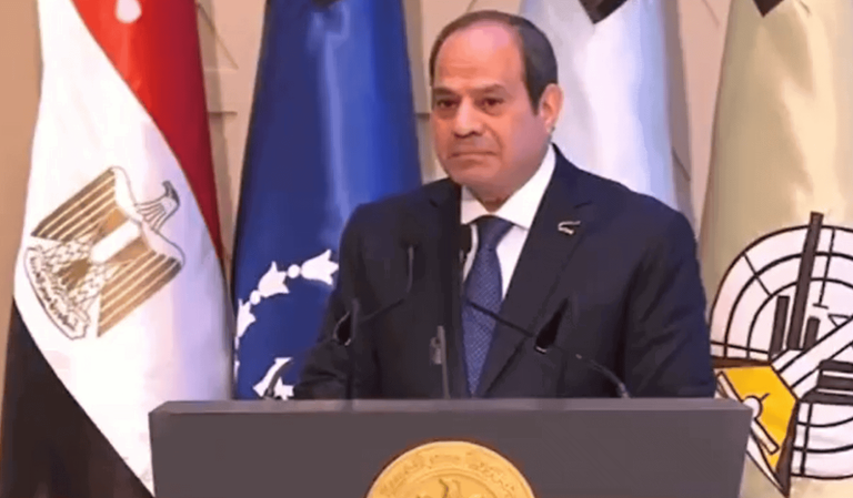 "أنا بحلف بالله".. تصريحات صادمة للسيسي عن مصر وبداية حكمه تفجر جدلا
