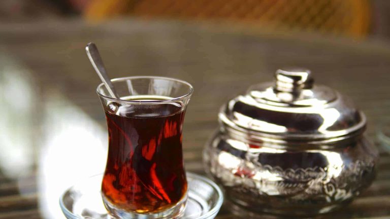 أطباء يحذرون من الإكثار من شرب الشاي في السحور