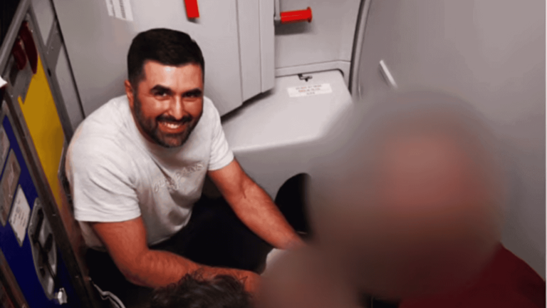 أردنية تلد في طائرة متجهة من مطار عمّان إلى لندن .. من ساعدها على الإنجاب؟! (شاهد) طبيب سوري يساعد سيدة أردنية على الولادة في الطائرة