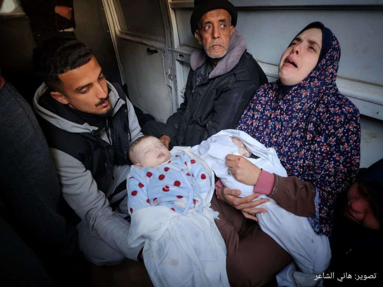 غزة تبكي العالم.. سيدة تودع جثماني رضيعيها أنجبتهما بعد انتظار 11 سنة الفلسطينية رانية أبو عنزة تودع توأمها