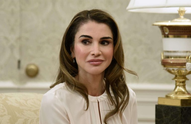 صحيفة إسرائيلية تشن هجوما على الملكة رانيا لتضامنها مع غزة: تحويلات مالية وتبذير ومطالب بتطليقها الملكة رانيا