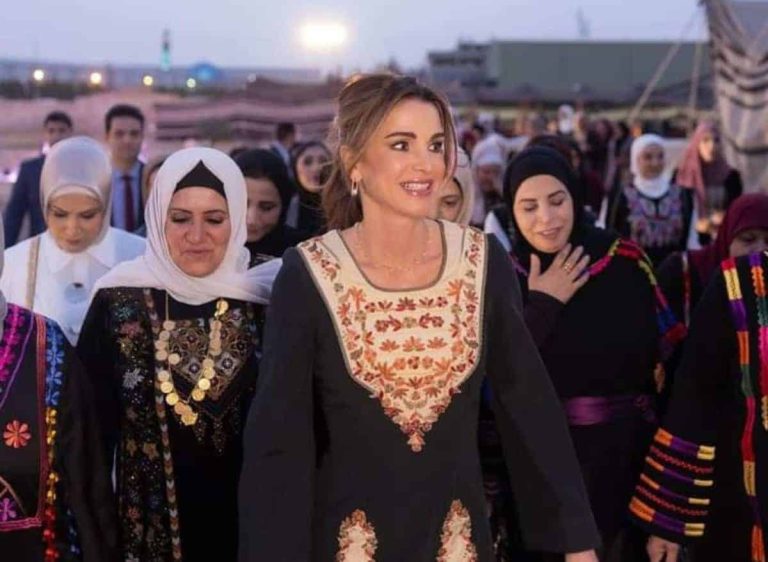 الملكة رانيا تلتقي سيدات قبيلة بني صخر بالبادية الوسطى.. مأدبة إفطار ورسائل رمضانية (شاهد) الملكة رانيا تلتقي سيدات قبيلة بني صخر