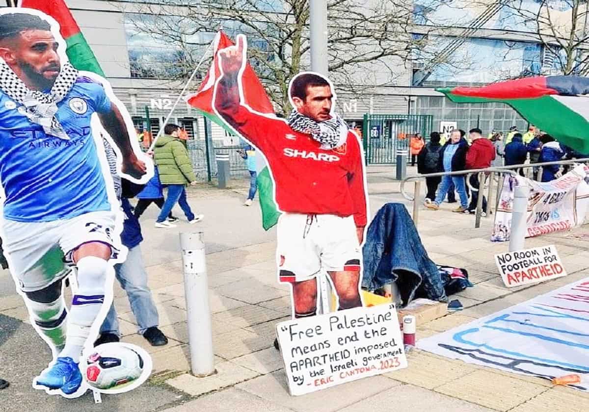 بمجسماتٍ ولافتاتٍ خارج الملعب.. جماهير مانشستر سيتي تتضامن مع فلسطين (صور) تضامن جماهير مانشستر سيتي مع فلسطين