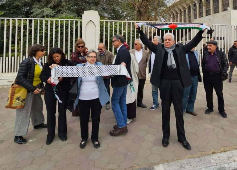 محاولة اعتداء على حمدين صباحي بعد وقفة تضامنية مع غزة أمام مبنى “الخارجية المصرية” حمدين صباحي في وقفة تضامنية مع غزة