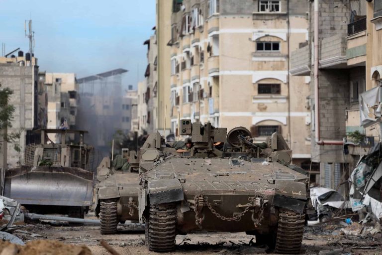 تفاصيل صادمة عن دهس آليات الاحتلال عشرات الفلسطينيين في غزة عمدًا وهم أحياء دبابات الاحتلال