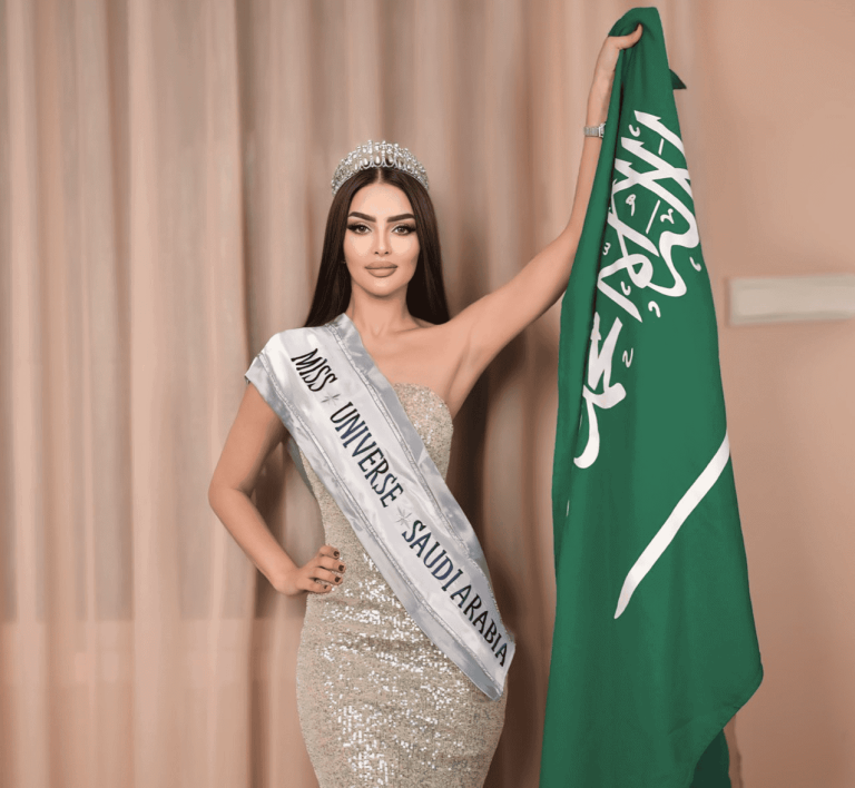 رومي القحطاني ظهرت شبه عارية بجانبه.. مطالبات بإزالة شعار التوحيد من على علم السعودية