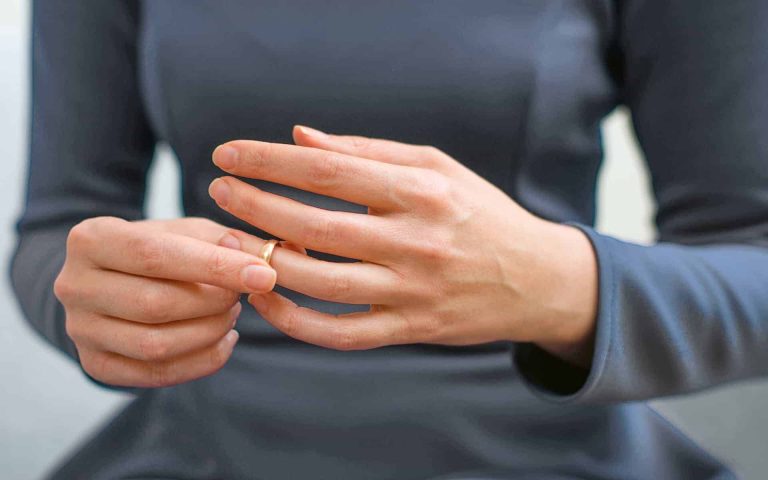 زوج ممثلة لبنانية مشهورة يضبطها بين أحضان عشيقها المخرج