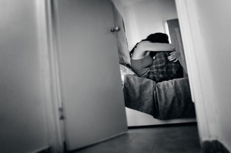 زوج يعرض زوجته لممارسة الجنس مقابل المال