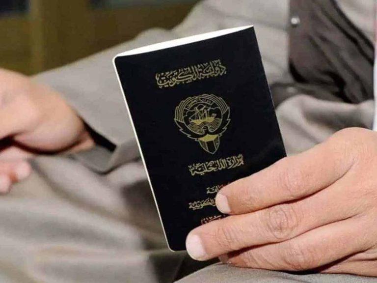 الكويت.. السر وراء سحب الجنسية من عشرات الأشخاص بشكل مفاجئ الكويت.. السر وراء سحب الجنسية من عشرات الأشخاص بشكل مفاجئ