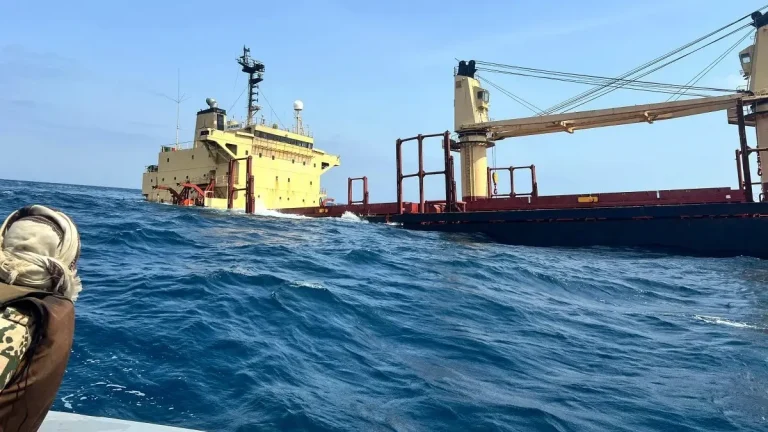 جماعة الحوثي تقدم عرضا لبريطانيا لانتشال السفينة الغارقة رومبيار.. مقابل هذا الشرط سفينة روبيمار